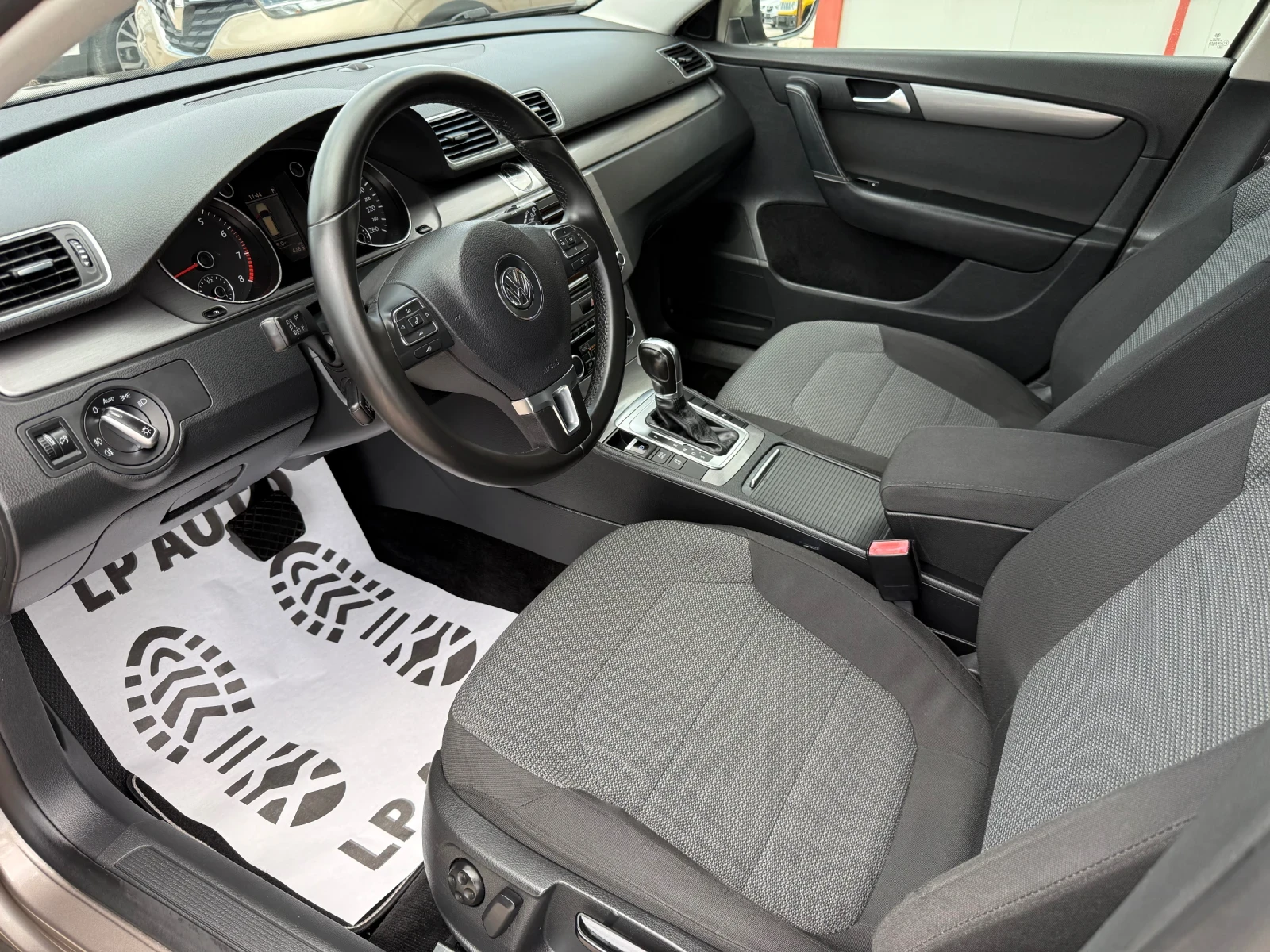 VW Passat 1.4i* 150k.c* CNG* DSG* LED* СЕРВИЗНА ИСТОРИЯ, снимка 7 - Автомобили и джипове - 55174082
