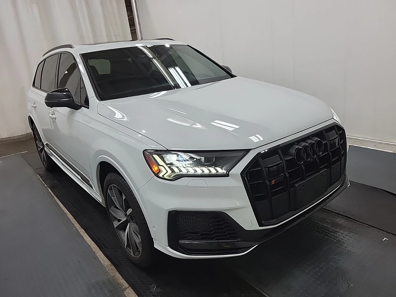 Audi SQ7 PREMIUM+ * ПАНО* ОБДУХ* ДИСТРОНИК, снимка 2 - Автомобили и джипове - 55929378