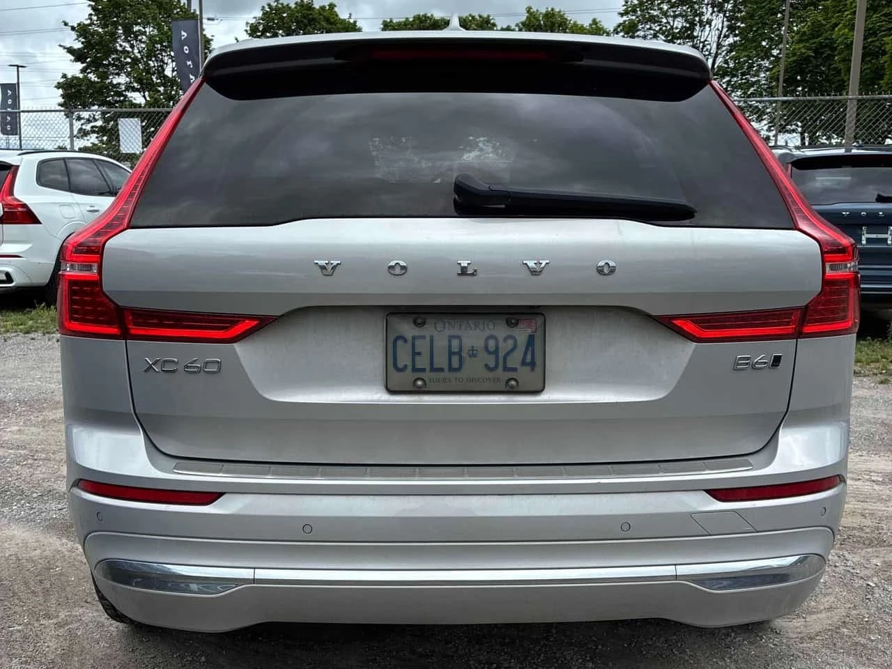 Volvo XC60 * Plus Bright Theme * CARFAX * , снимка 4 - Автомобили и джипове - 56608378