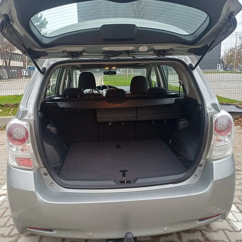 Toyota Verso, снимка 11 - Автомобили и джипове - 52689776