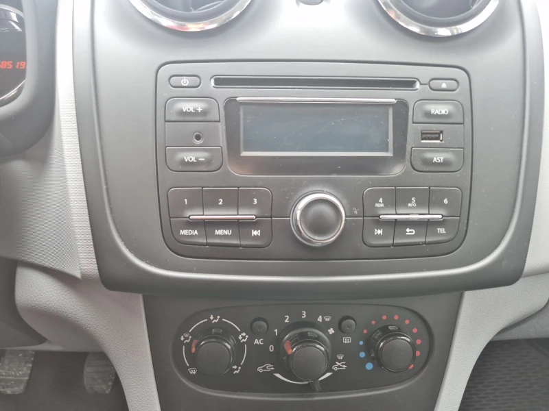 Dacia Sandero 1.2i* серв.* история* , снимка 15 - Автомобили и джипове - 53380502