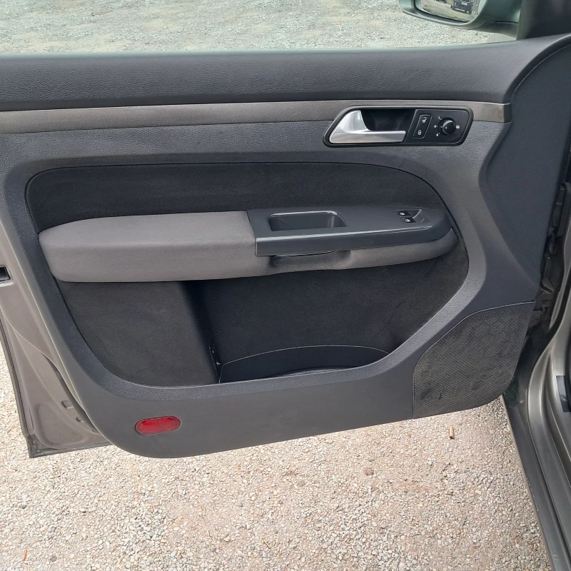 VW Touran 1.9ТDI, снимка 7 - Автомобили и джипове - 52325300