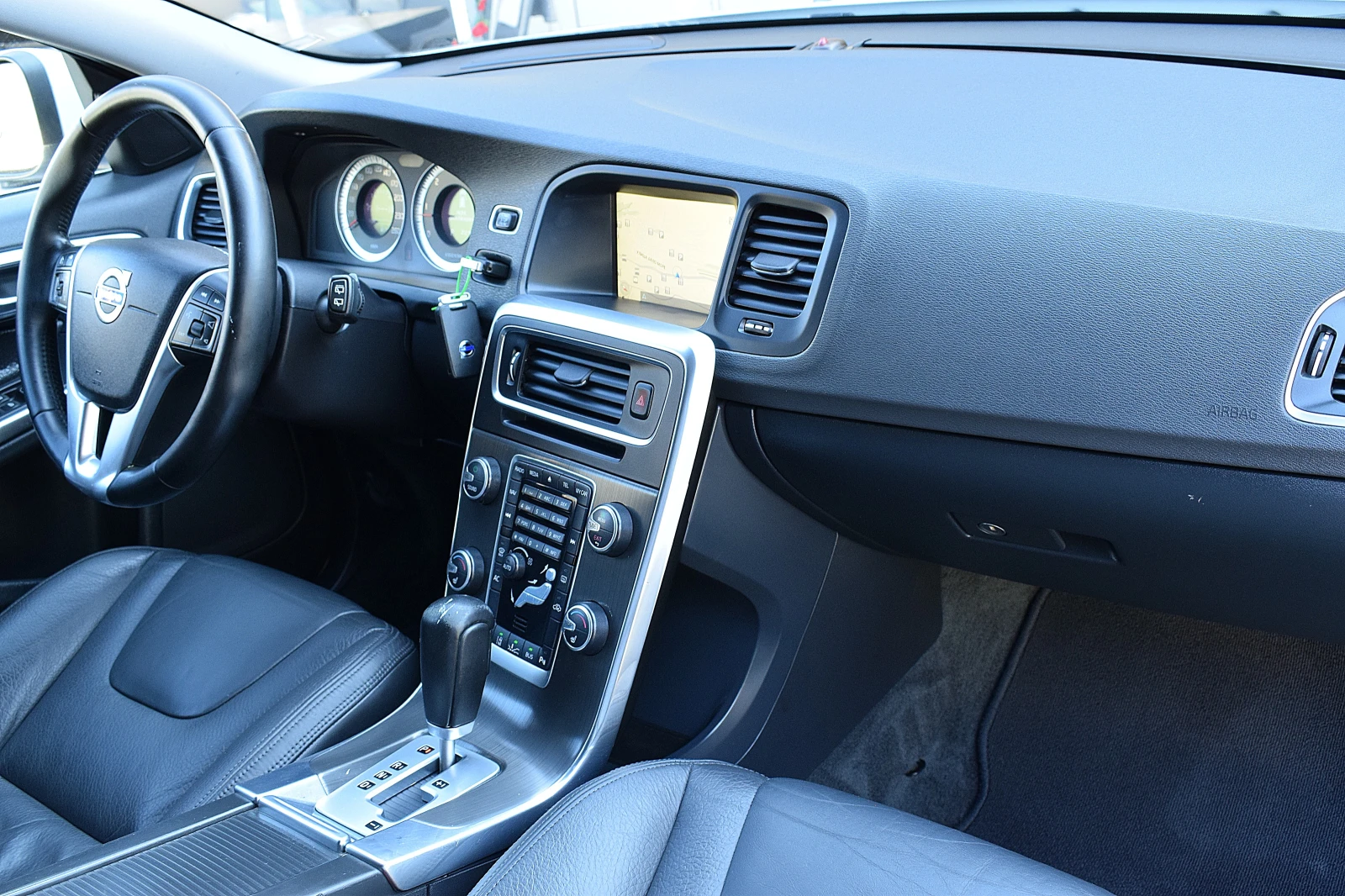 Volvo XC60 2.4/D5/225к.с/ШВЕЙЦАРИЯ-LUX/ДИСТРОНИК/BLISS/LANE , снимка 14 - Автомобили и джипове - 54101334