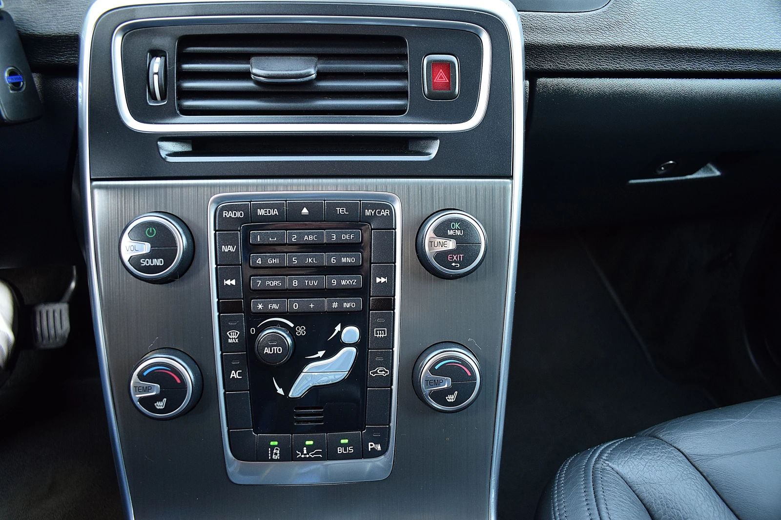 Volvo XC60 2.4/D5/225к.с/ШВЕЙЦАРИЯ-LUX/ДИСТРОНИК/BLISS/LANE , снимка 12 - Автомобили и джипове - 54101334