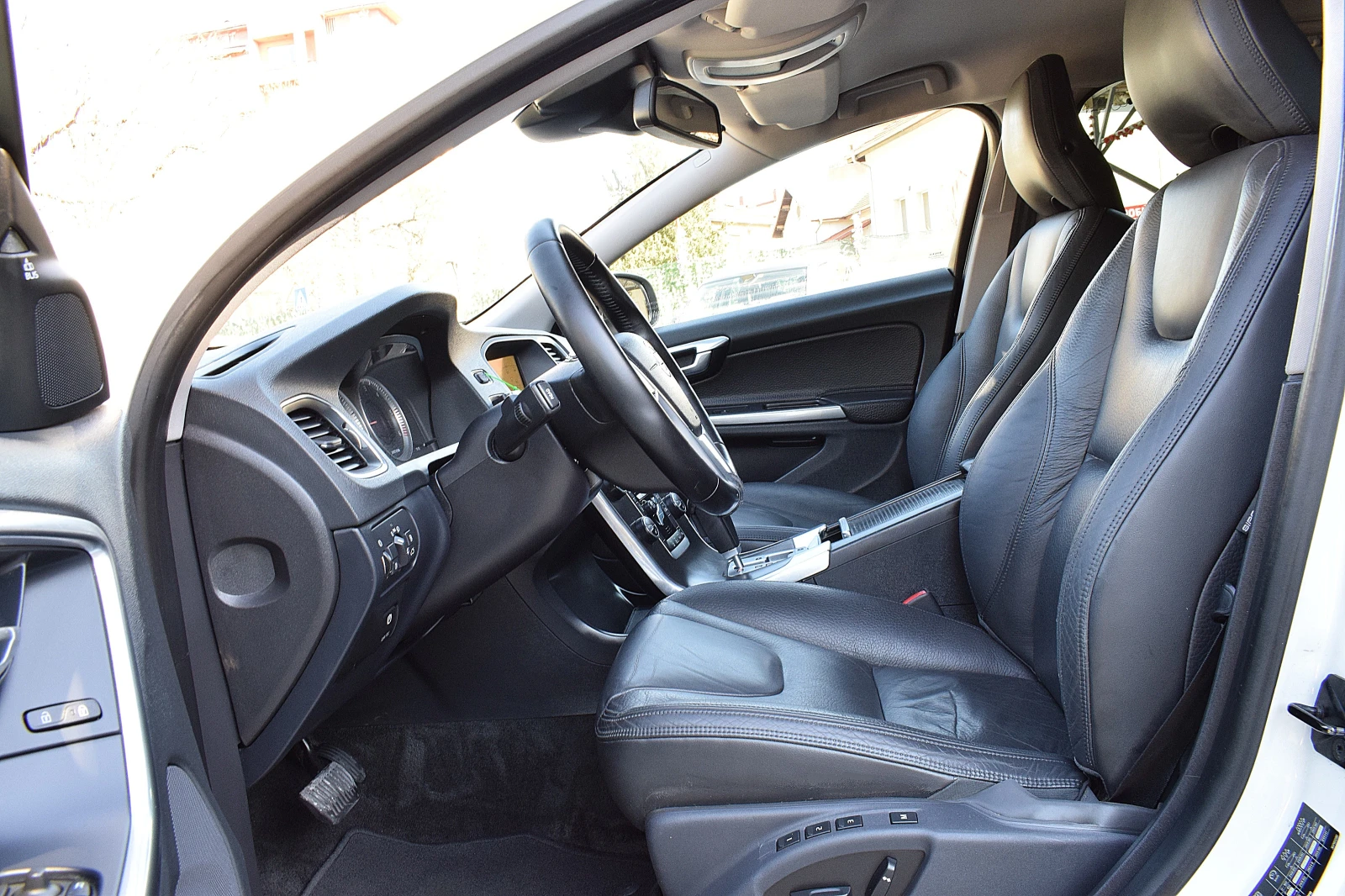 Volvo XC60 2.4/D5/225к.с/ШВЕЙЦАРИЯ-LUX/ДИСТРОНИК/BLISS/LANE , снимка 7 - Автомобили и джипове - 54101334