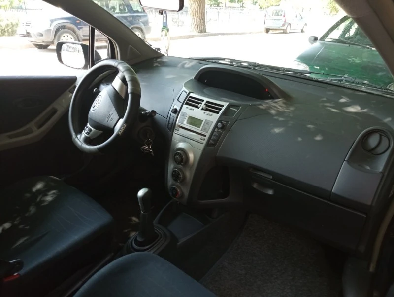 Toyota Yaris 1.3, снимка 6 - Автомобили и джипове - 47452180