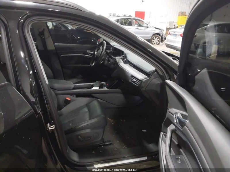 Audi E-Tron UNKNOWN SPECS All Wheel Drive, снимка 11 - Автомобили и джипове - 53044522