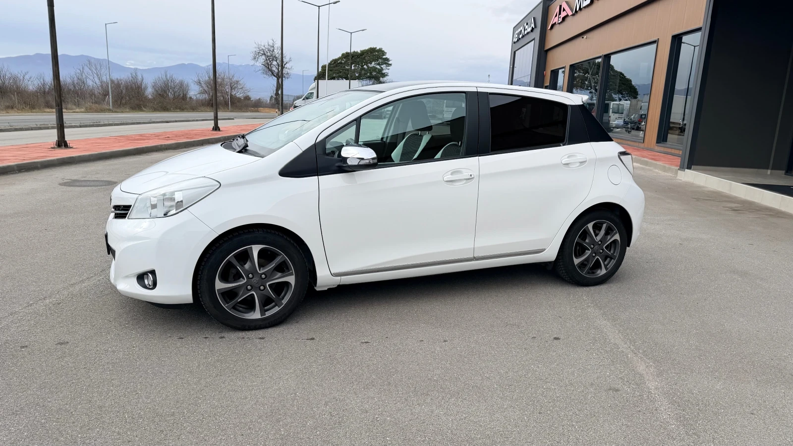 Toyota Yaris 1.3i-99к.с.;ACTIVE;ПАНОРАМА;КЛИМАТРОНИК;Keyless-Gо - изображение 2