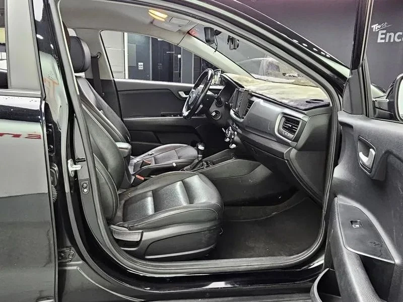 Kia Stonic, снимка 11 - Автомобили и джипове - 56727329