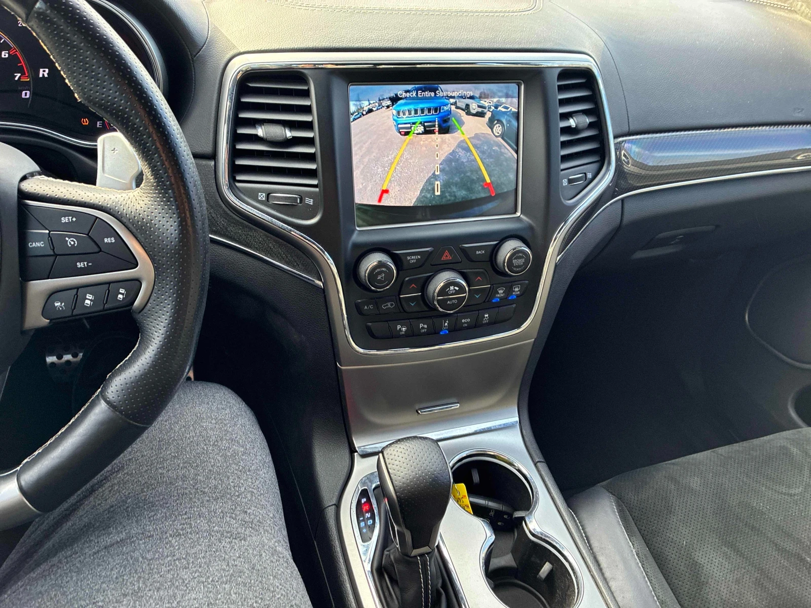 Jeep Grand cherokee SRT* 6.2* V8* 8ZF* ПОДГРЕВ* КАМЕРА* КЕЙЛЕС* LANE* , снимка 8 - Автомобили и джипове - 53829687