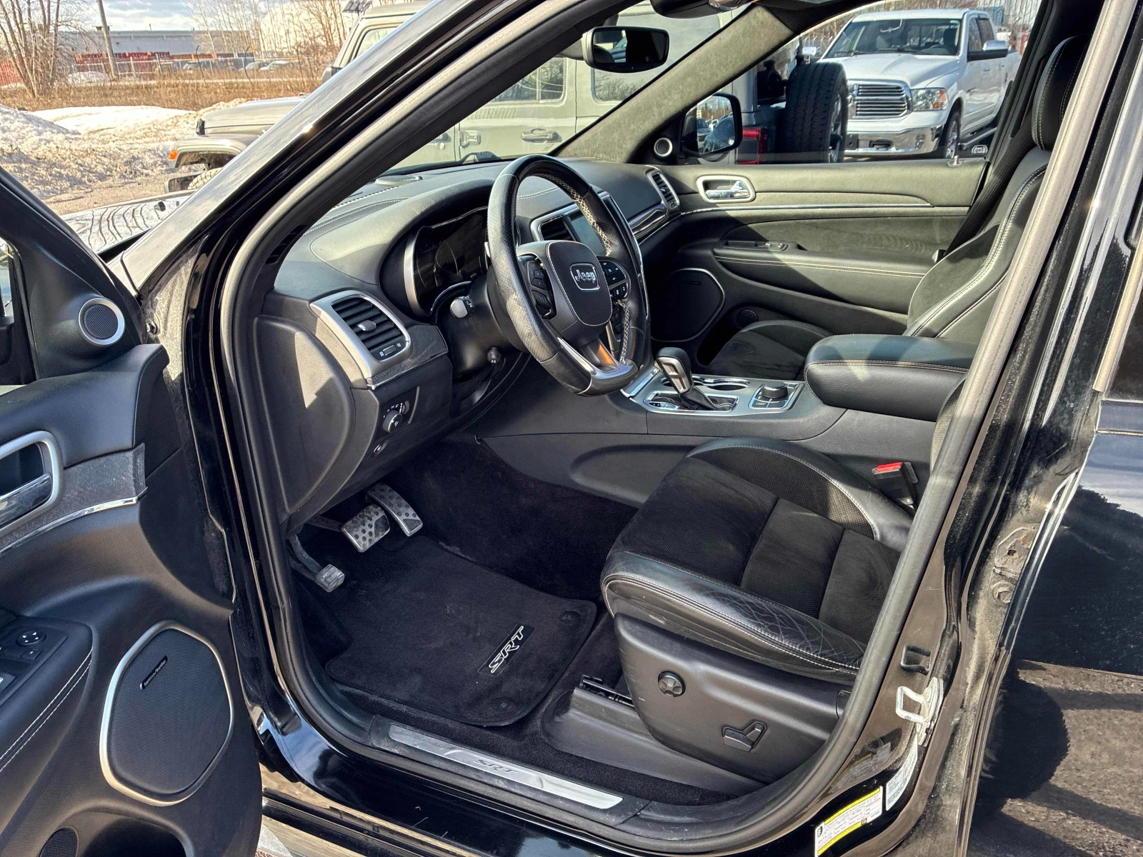 Jeep Grand cherokee SRT* 6.2* V8* 8ZF* ПОДГРЕВ* КАМЕРА* КЕЙЛЕС* LANE* , снимка 7 - Автомобили и джипове - 53829687