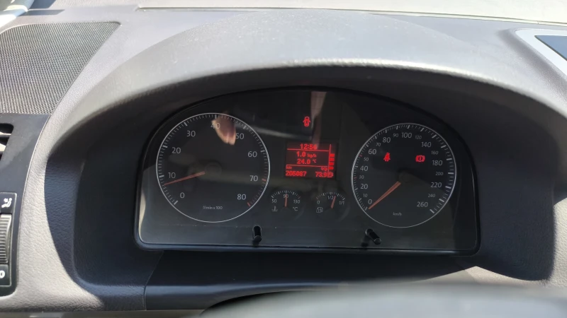 VW Touran, снимка 10 - Автомобили и джипове - 51235221