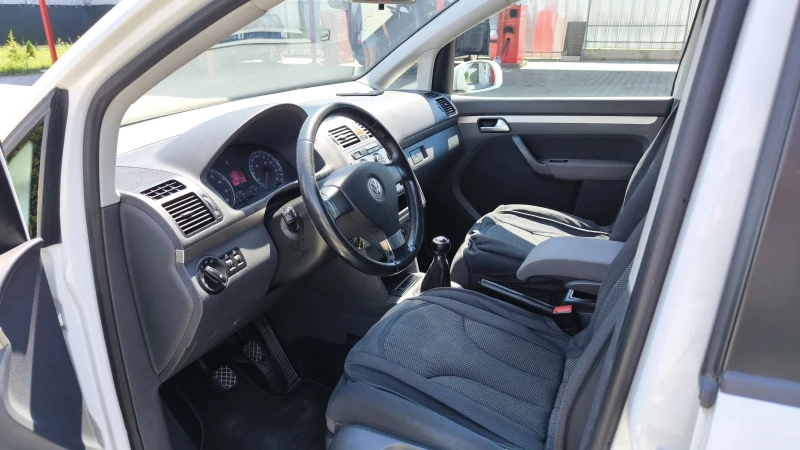 VW Touran, снимка 8 - Автомобили и джипове - 51235221