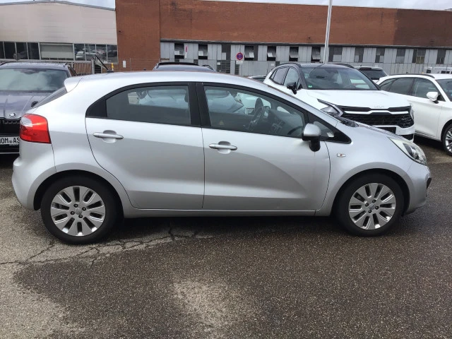 Kia Rio 1.4i Германия Клима Парктроник, снимка 4 - Автомобили и джипове - 55467943