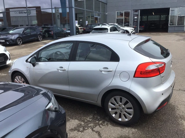 Kia Rio 1.4i Германия Клима Парктроник, снимка 5 - Автомобили и джипове - 55467943