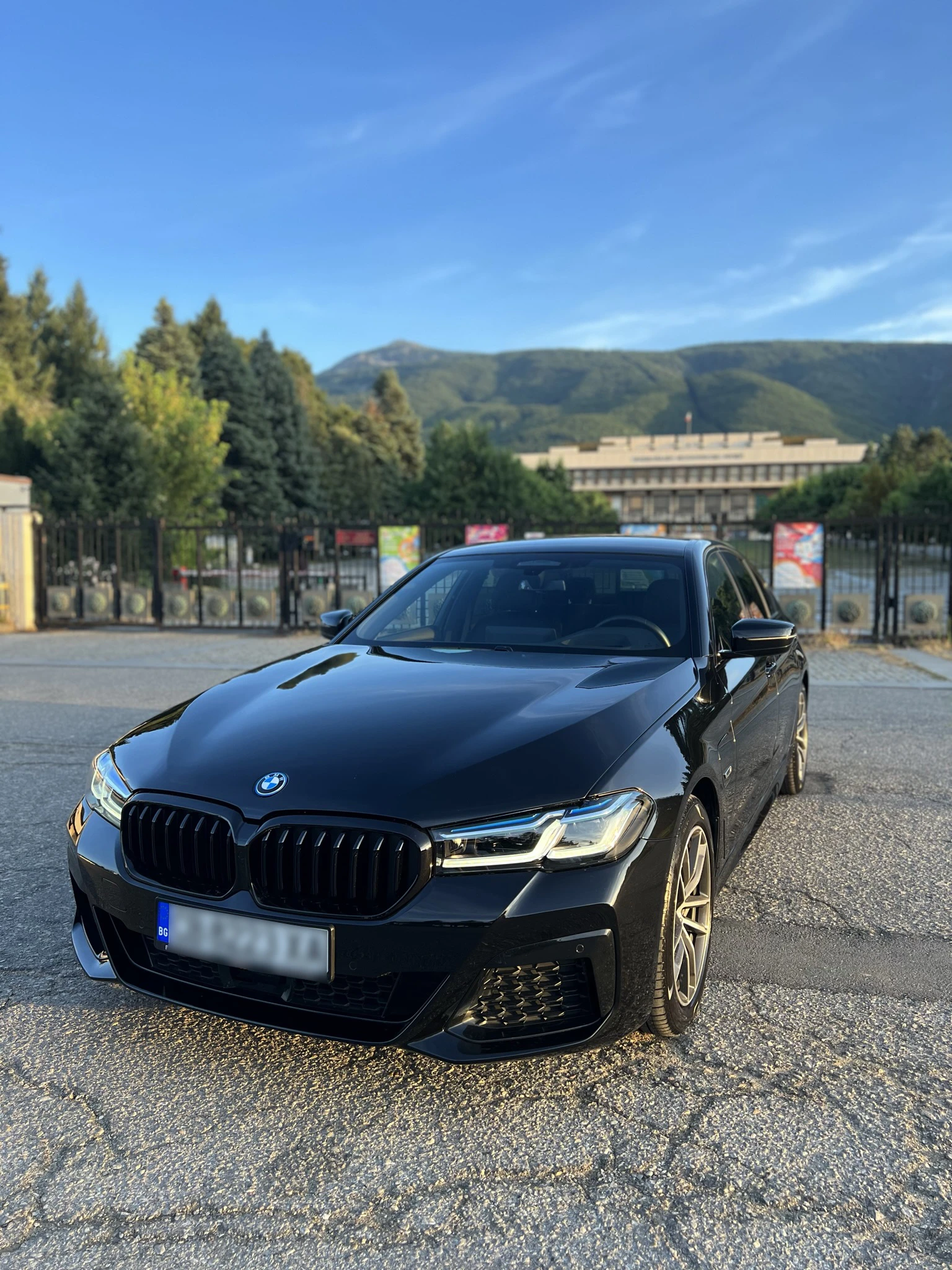 BMW 545 e xDrive LCI M-Sport, снимка 4 - Автомобили и джипове - 54356344