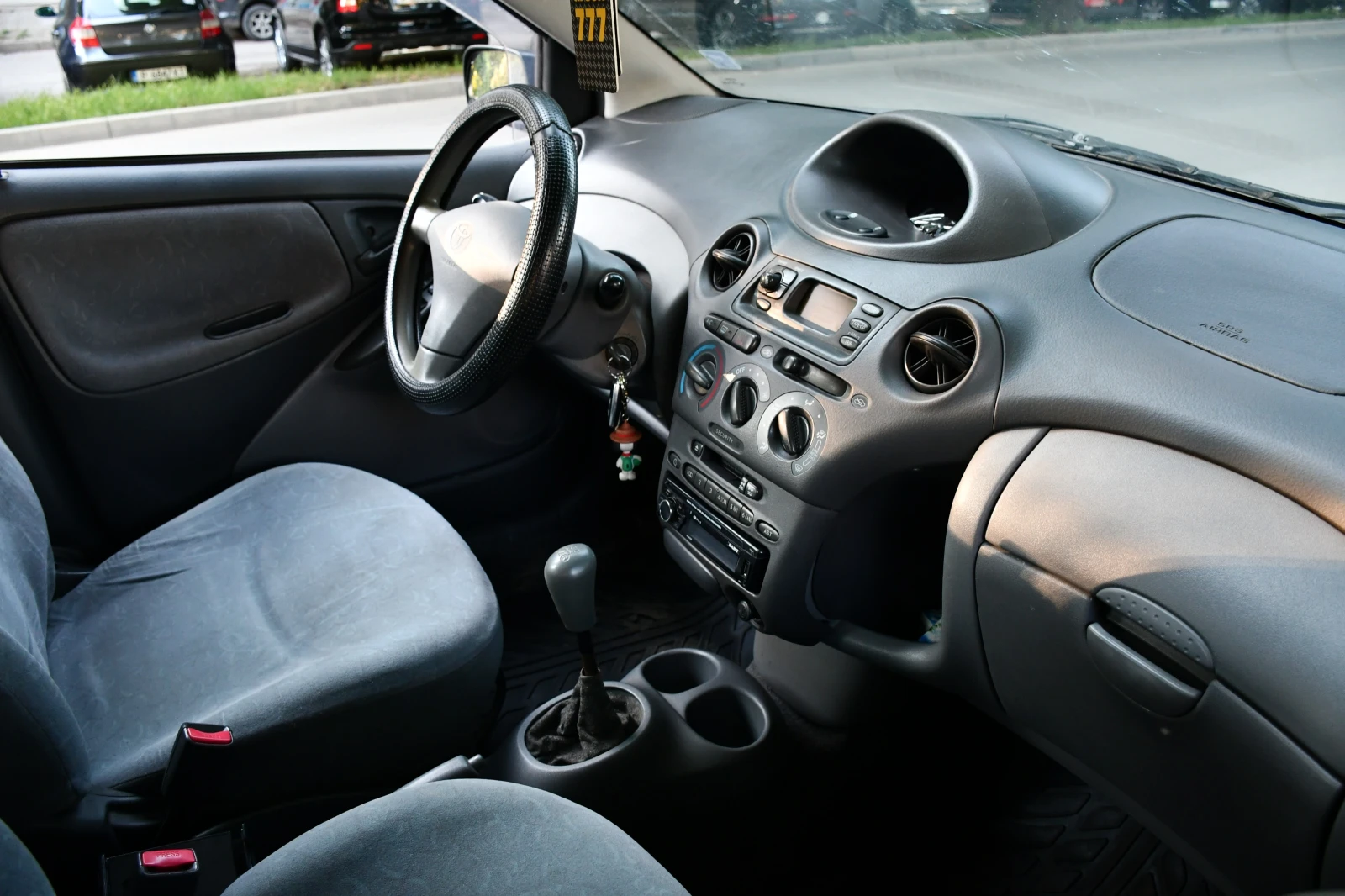 Toyota Yaris 1.0, снимка 8 - Автомобили и джипове - 54942883