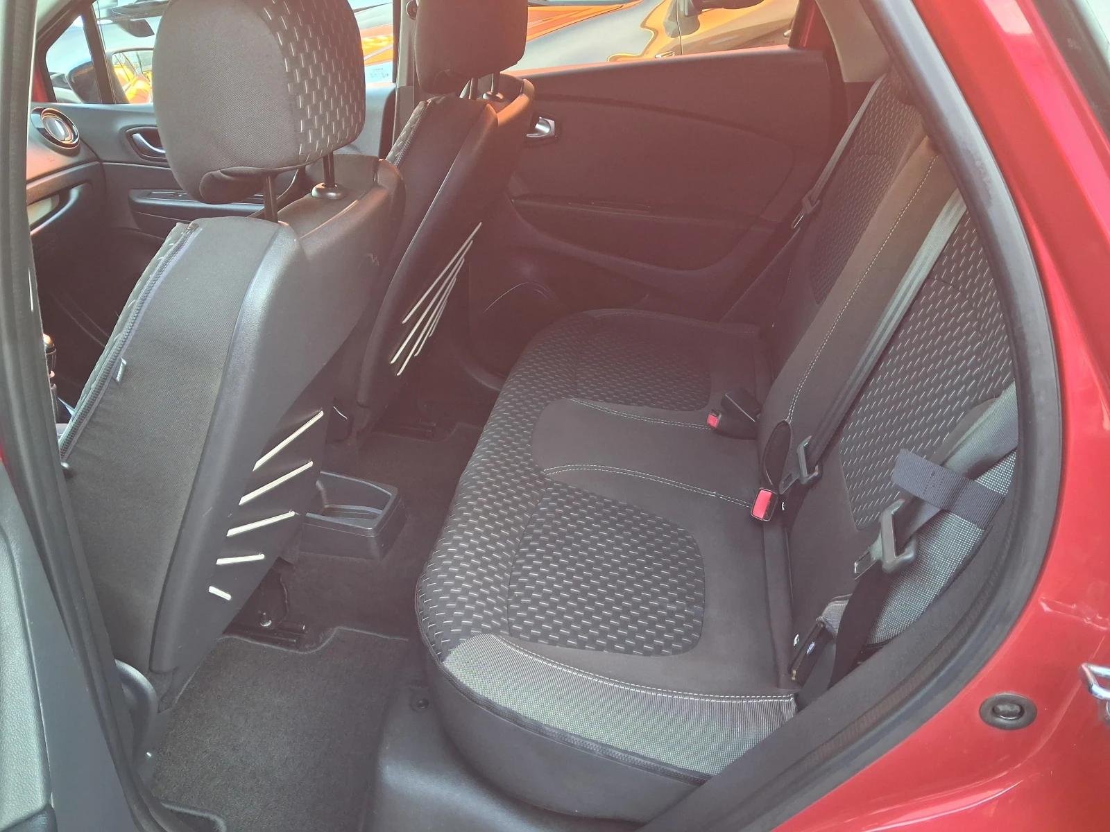 Renault Captur 1.3 T 16V S-Edition, снимка 15 - Автомобили и джипове - 56665429