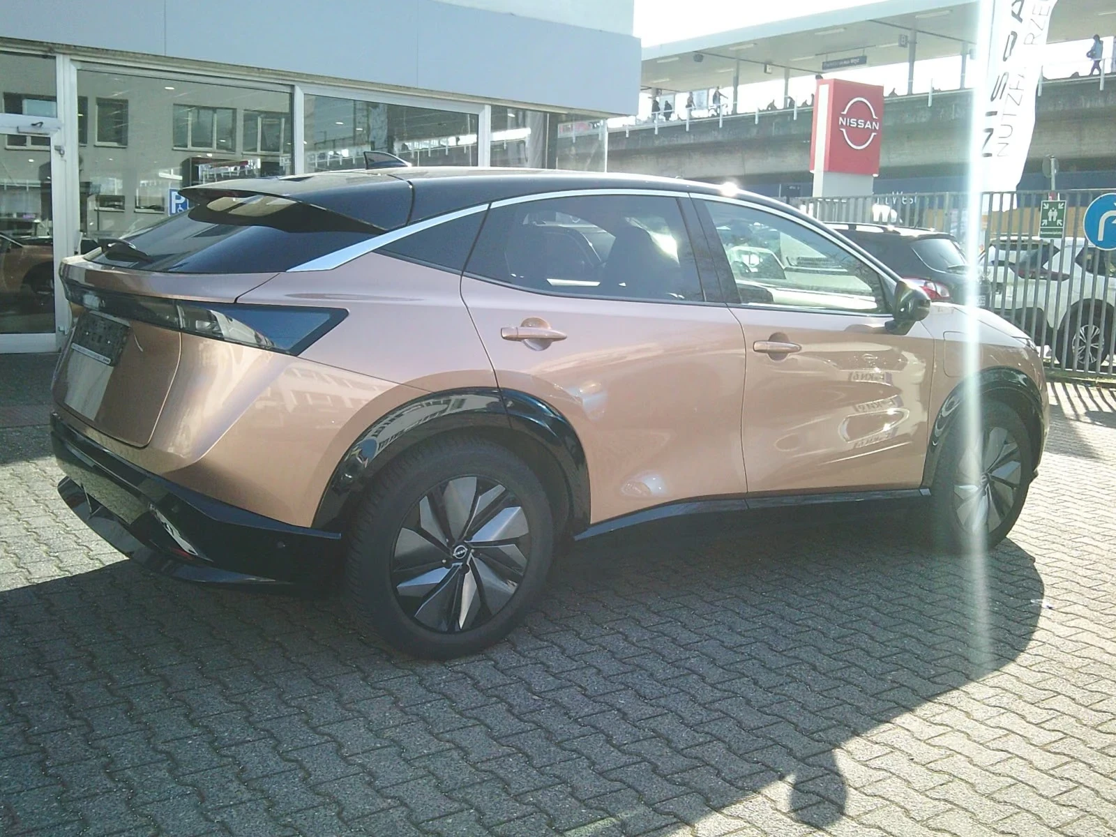 Nissan Ariya Evolve Pack 87kwh 360 Matrix DIST HUD PANO S/V W/P, снимка 4 - Автомобили и джипове - 56278059