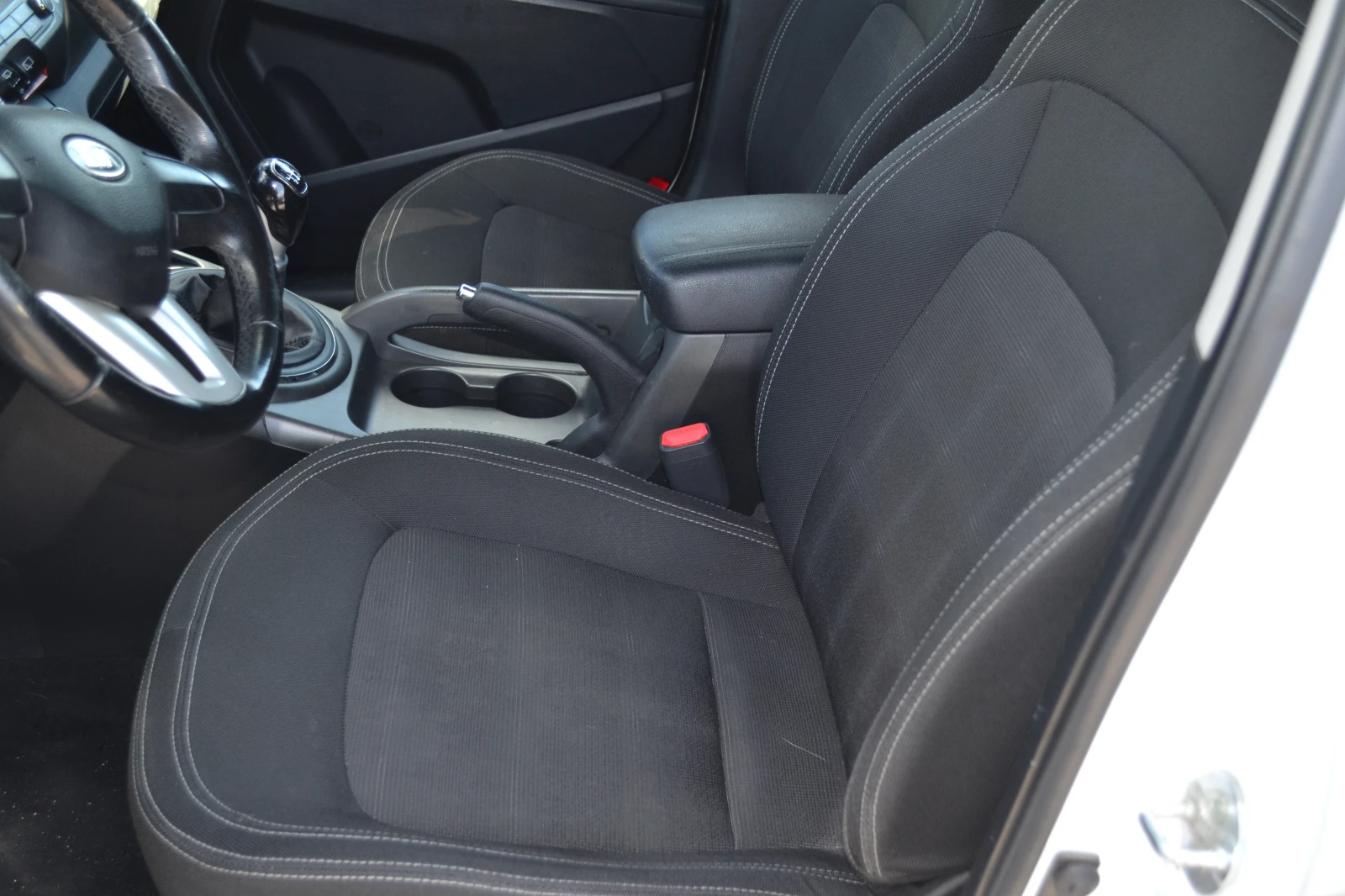 Kia Sportage 1.6I, снимка 9 - Автомобили и джипове - 56257103