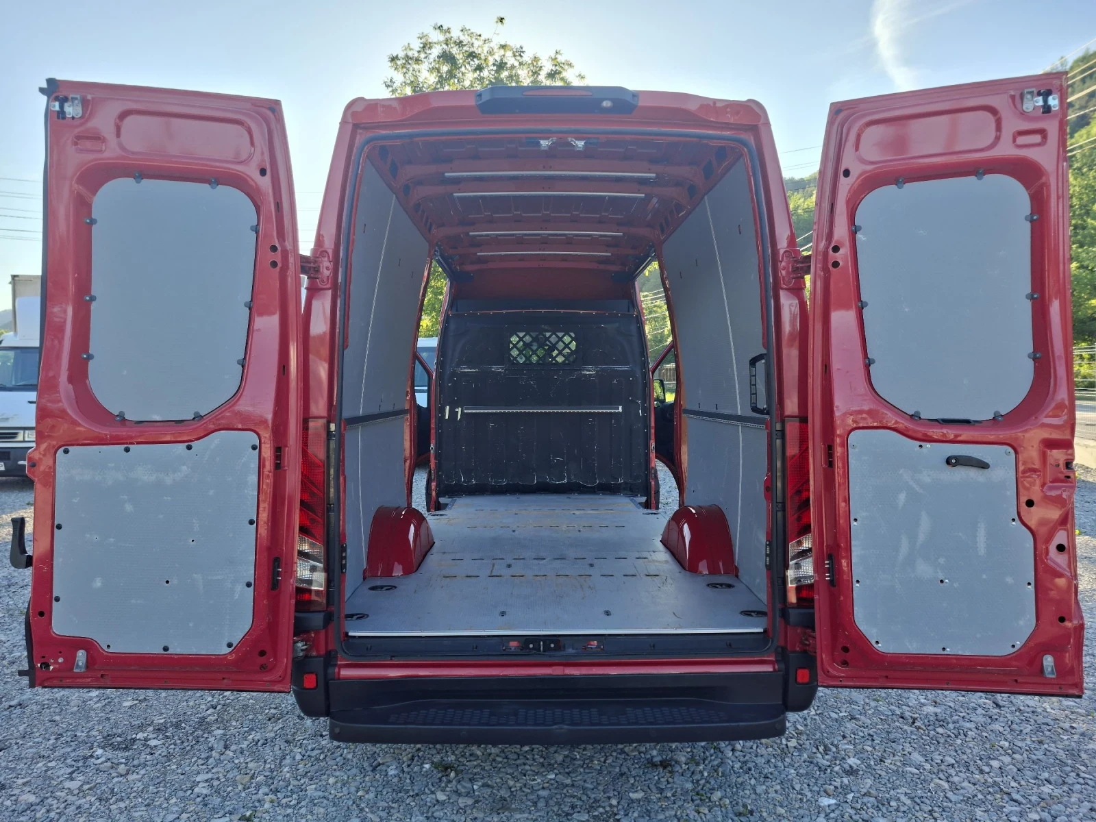 Iveco Daily 35s17* Две стр.врати* A/C* NAVI, снимка 14 - Бусове и автобуси - 54715205