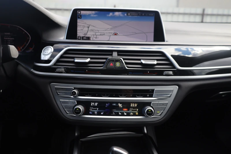 BMW 750 iL xDrive 360 SoftClo MASSAGE PANO HuD FULL iCarbg, снимка 11 - Автомобили и джипове - 52011381