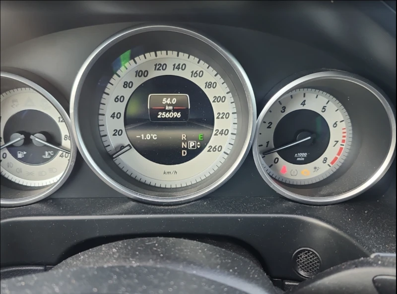 Mercedes-Benz E 400 видео на двигателя, снимка 6 - Автомобили и джипове - 52666880