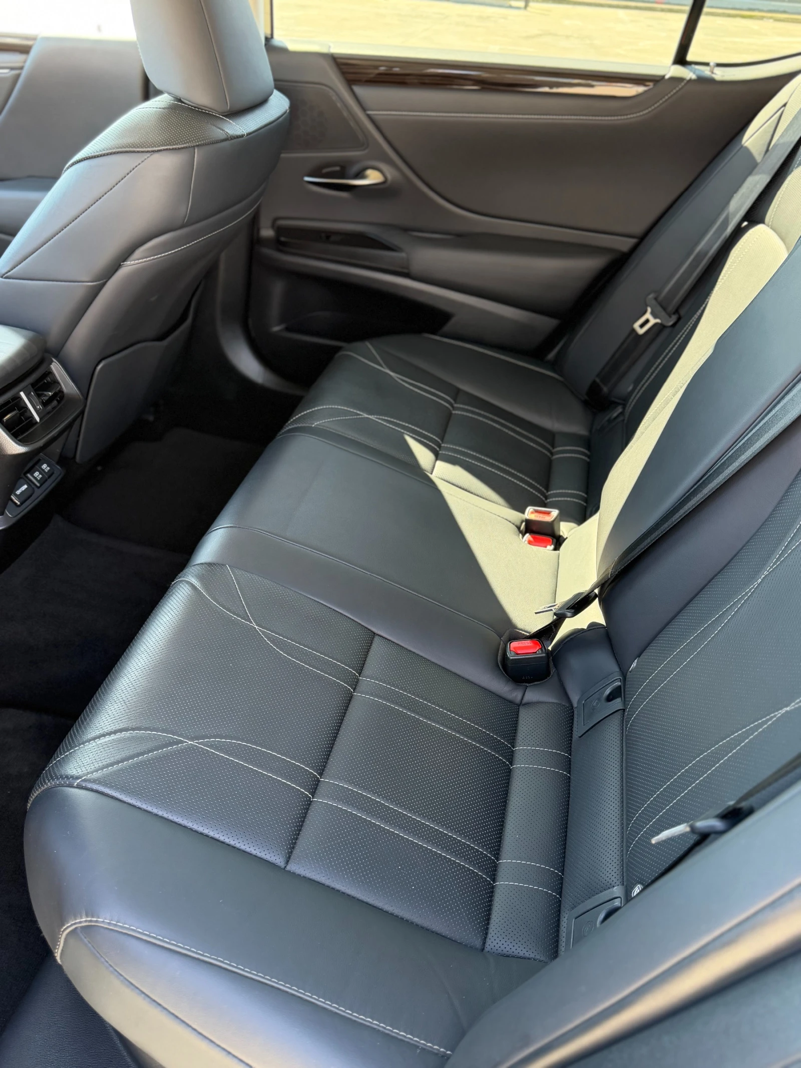 Lexus ES 300 h Facelift Executive, снимка 10 - Автомобили и джипове - 53789473