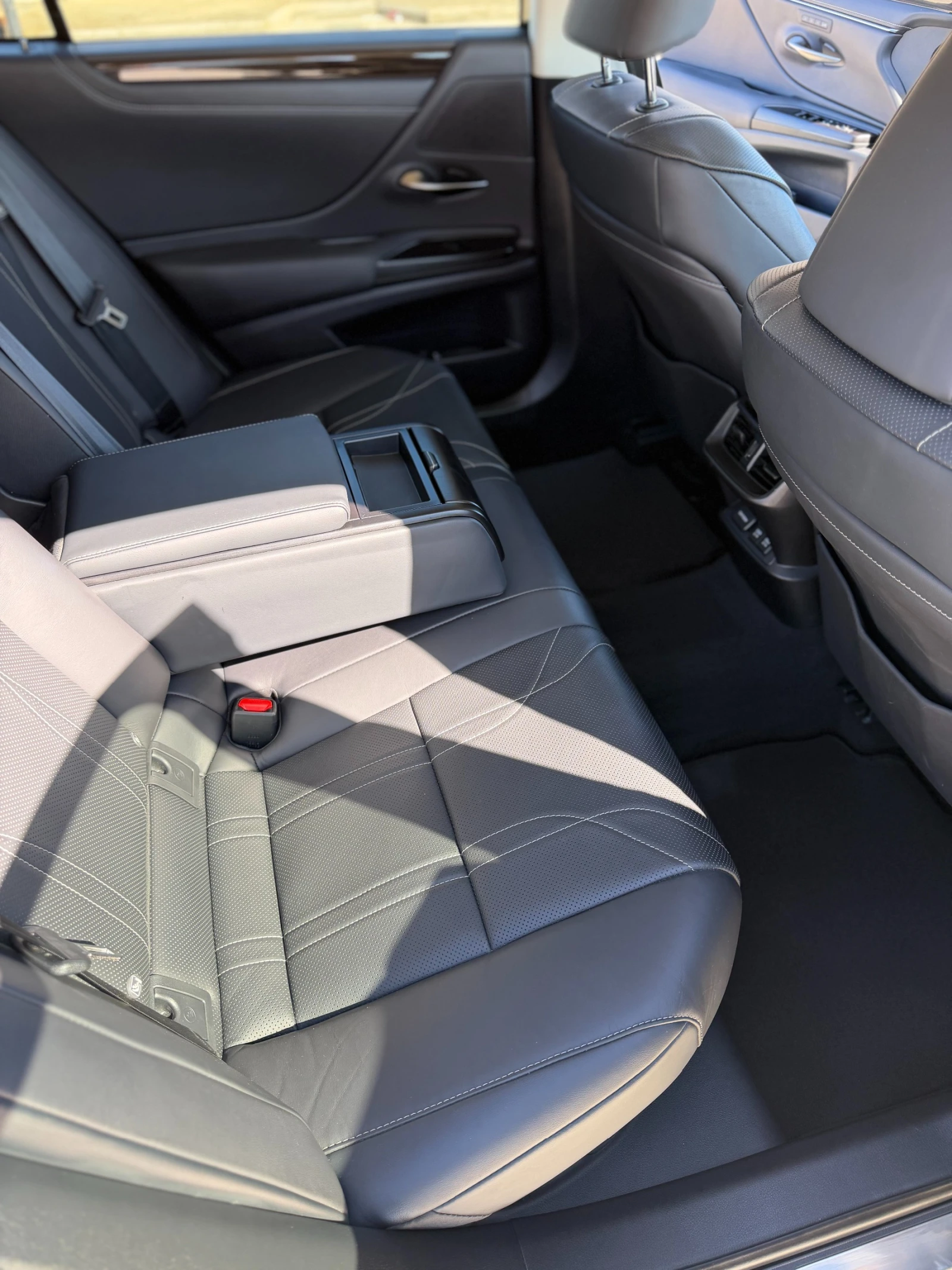 Lexus ES 300 h Facelift Executive, снимка 9 - Автомобили и джипове - 53789473