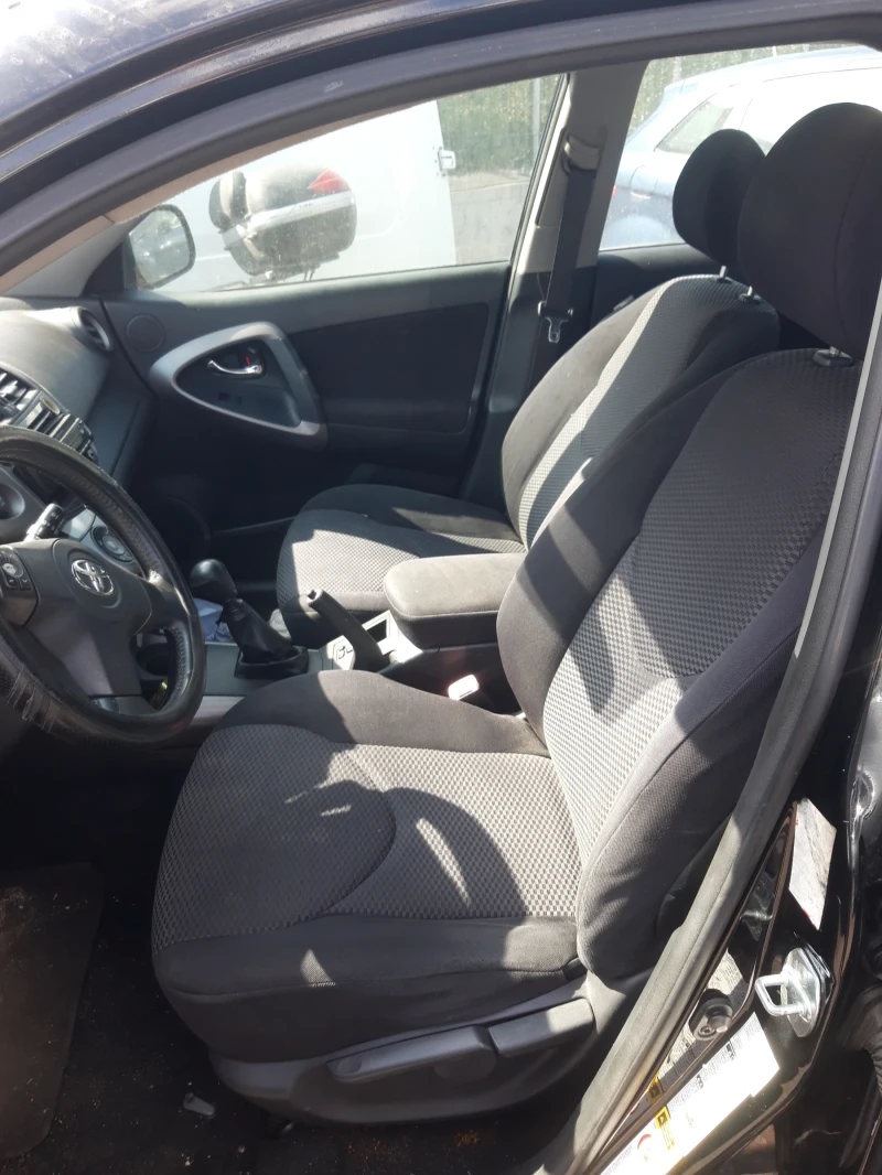 Toyota Rav4 2.2 D4D 136кс НА ЧАСТИ , снимка 6 - Автомобили и джипове - 51719902