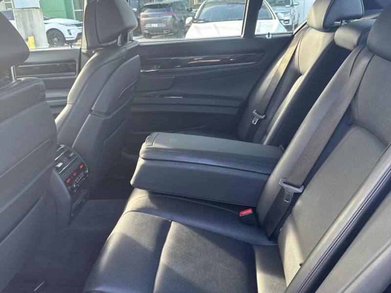 BMW 750 CARFAX* АВТОФИНАНСИРАНЕ БЕЗ ПЪРВОНАЧАЛНА ВНОСКА, снимка 9 - Автомобили и джипове - 52799703