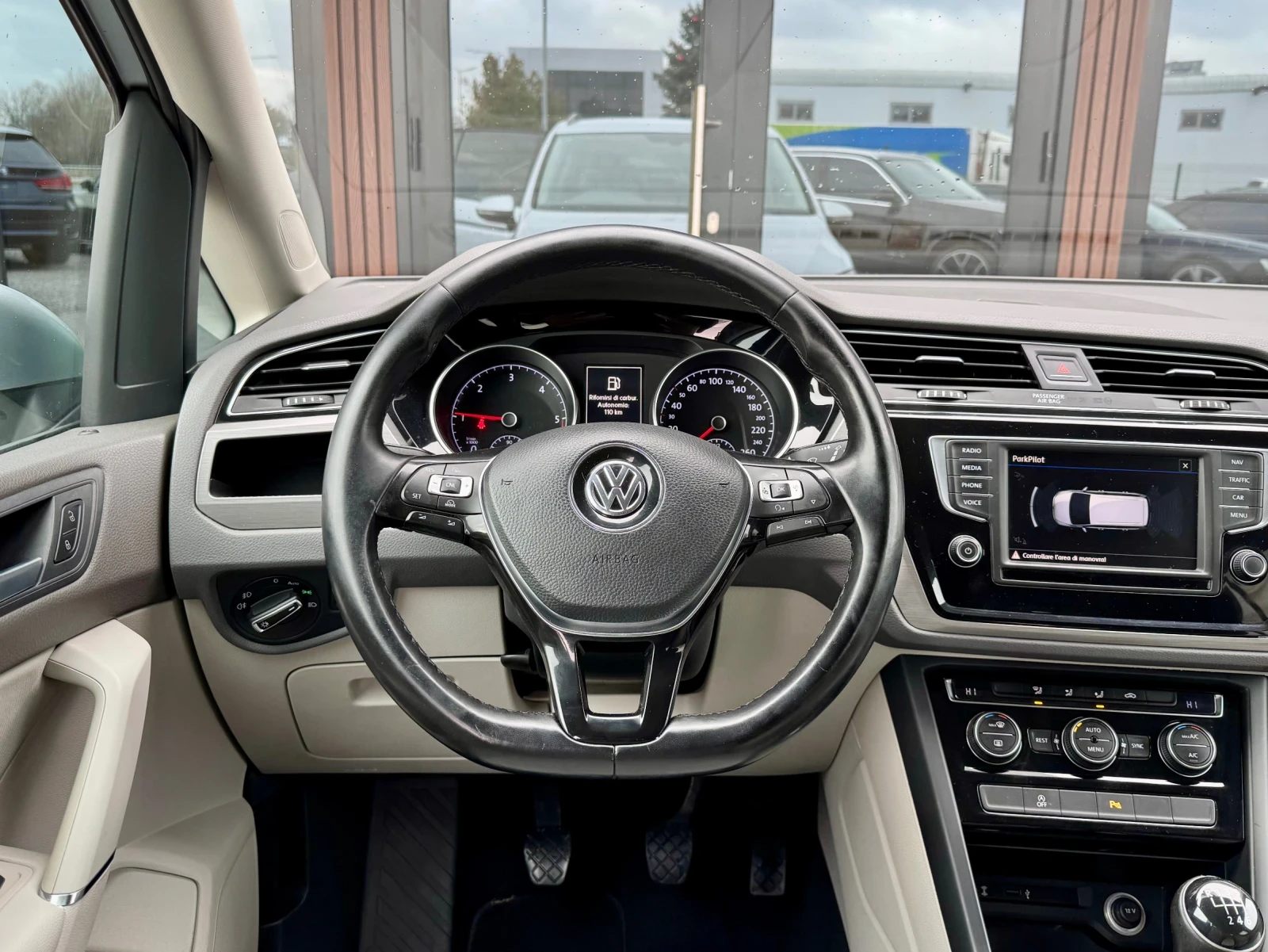VW Touran 1.6TDI Key less, Camera, 6+ 1 - изображение 10