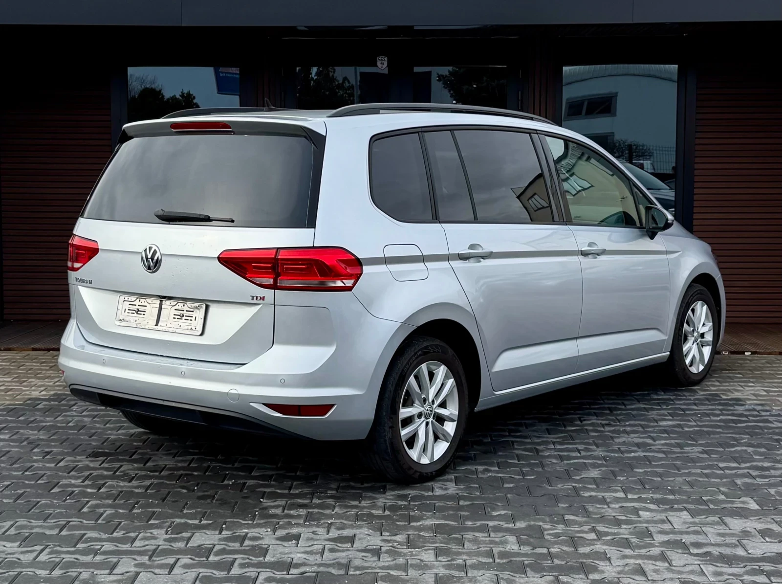 VW Touran 1.6TDI Key less, Camera, 6+ 1 - изображение 3