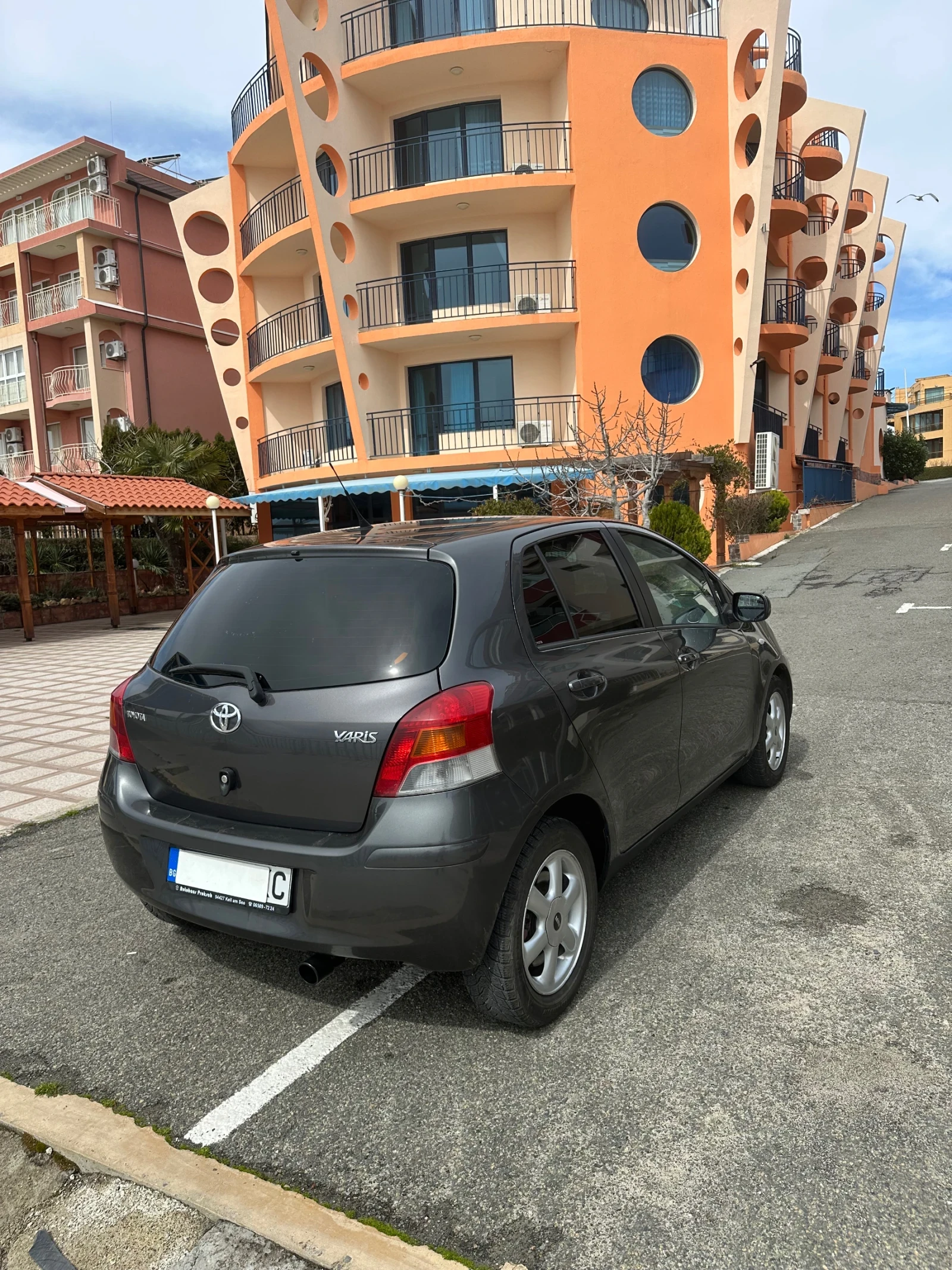 Toyota Yaris 1.3 VVT-i, снимка 7 - Автомобили и джипове - 54006500