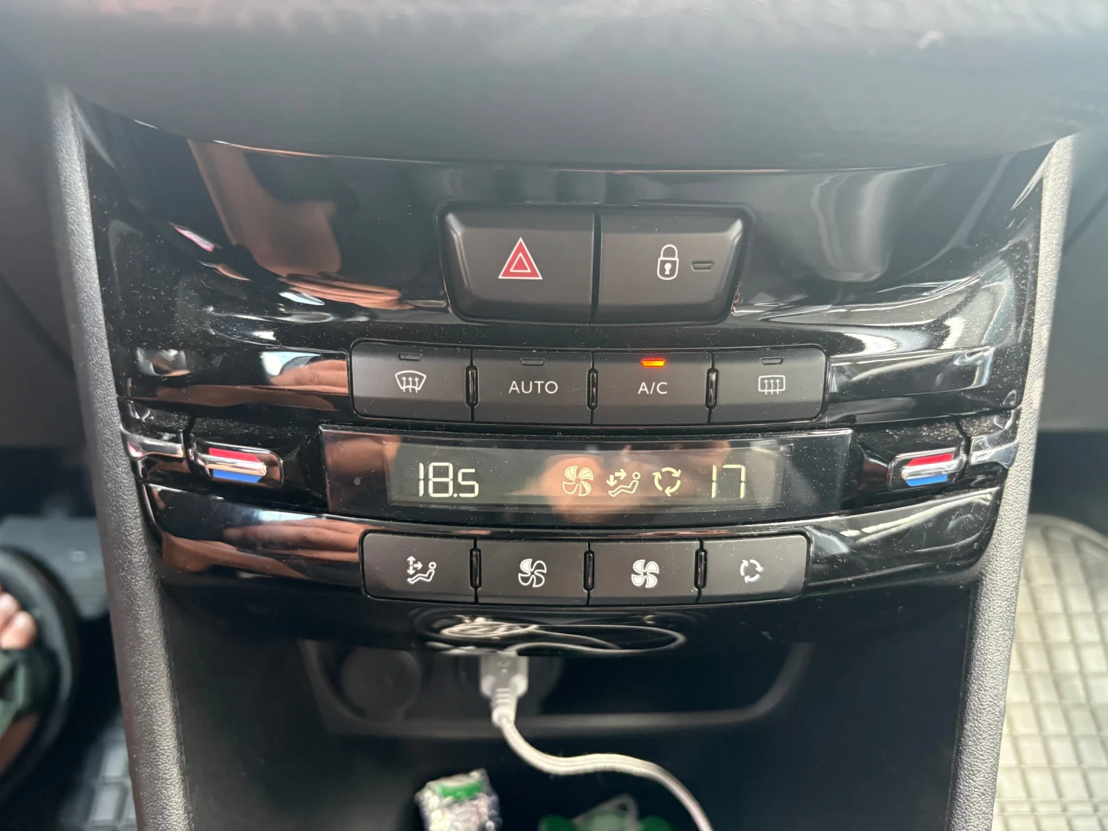 Peugeot 2008 1.5hdi-Автоматик-Навигация, снимка 14 - Автомобили и джипове - 55182647