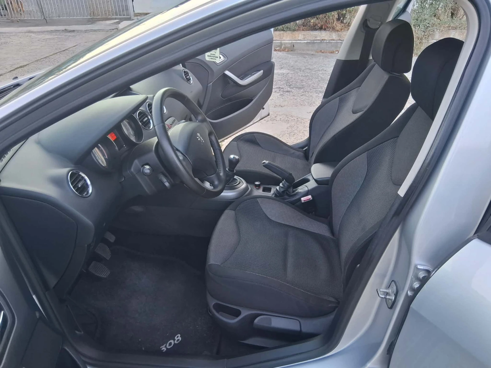 Peugeot 308 1.6  HDI Premium, снимка 11 - Автомобили и джипове - 55418183