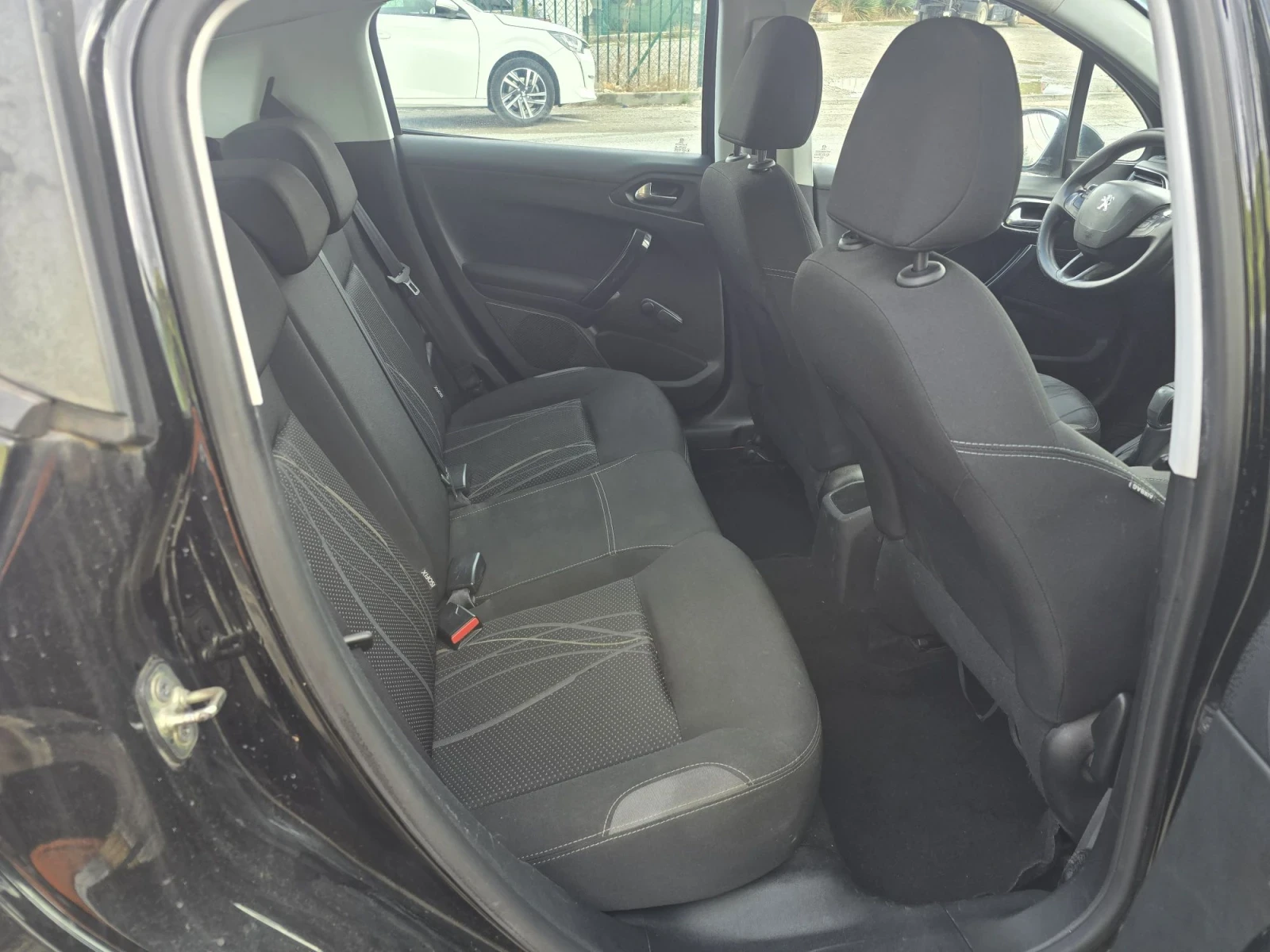Peugeot 208 1.4 HDI, снимка 11 - Автомобили и джипове - 56222540