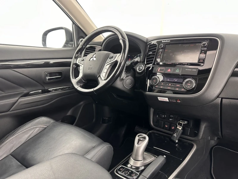 Mitsubishi Outlander Luxory, дистроник, кожа, 360 камера, ел пакет, 4х4, снимка 6 - Автомобили и джипове - 47893111