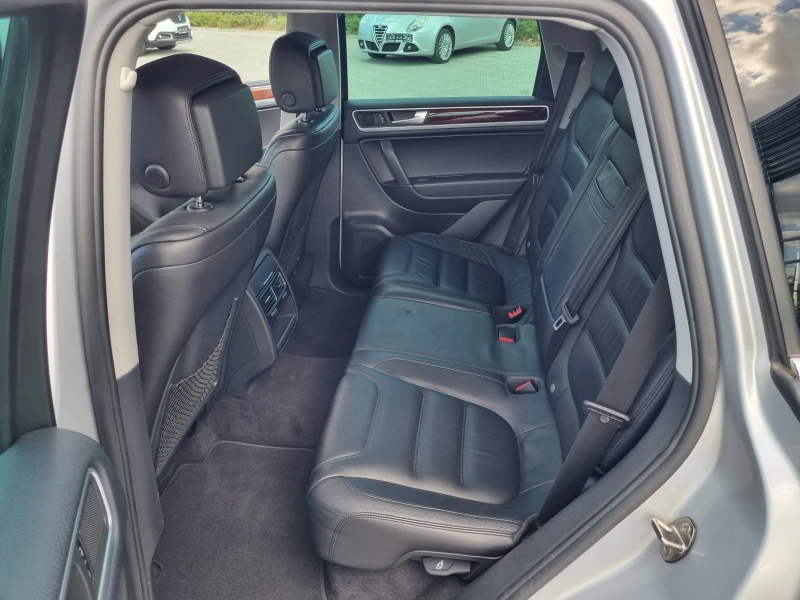 VW Touareg 3.0TDi-8 СКОРОСТИ * ОБСЛУЖЕН* ТОП СЪСТОЯНИЕ!, снимка 9 - Автомобили и джипове - 52253880