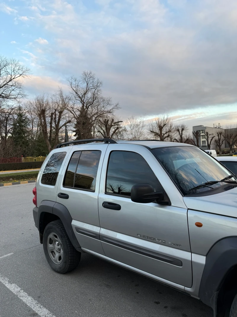 Jeep Cherokee Sport, снимка 2 - Автомобили и джипове - 53217730