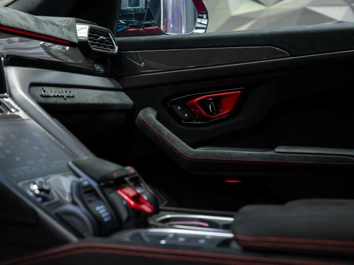 Lamborghini Urus PERFORMANTE* CARBON* B&O 3D* ALCANTARA* 360* ОБДУХ, снимка 13 - Автомобили и джипове - 56194147