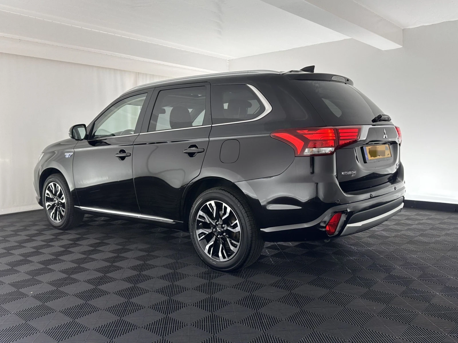 Mitsubishi Outlander Luxory, дистроник, кожа, 360 камера, ел пакет, 4х4 - изображение 2