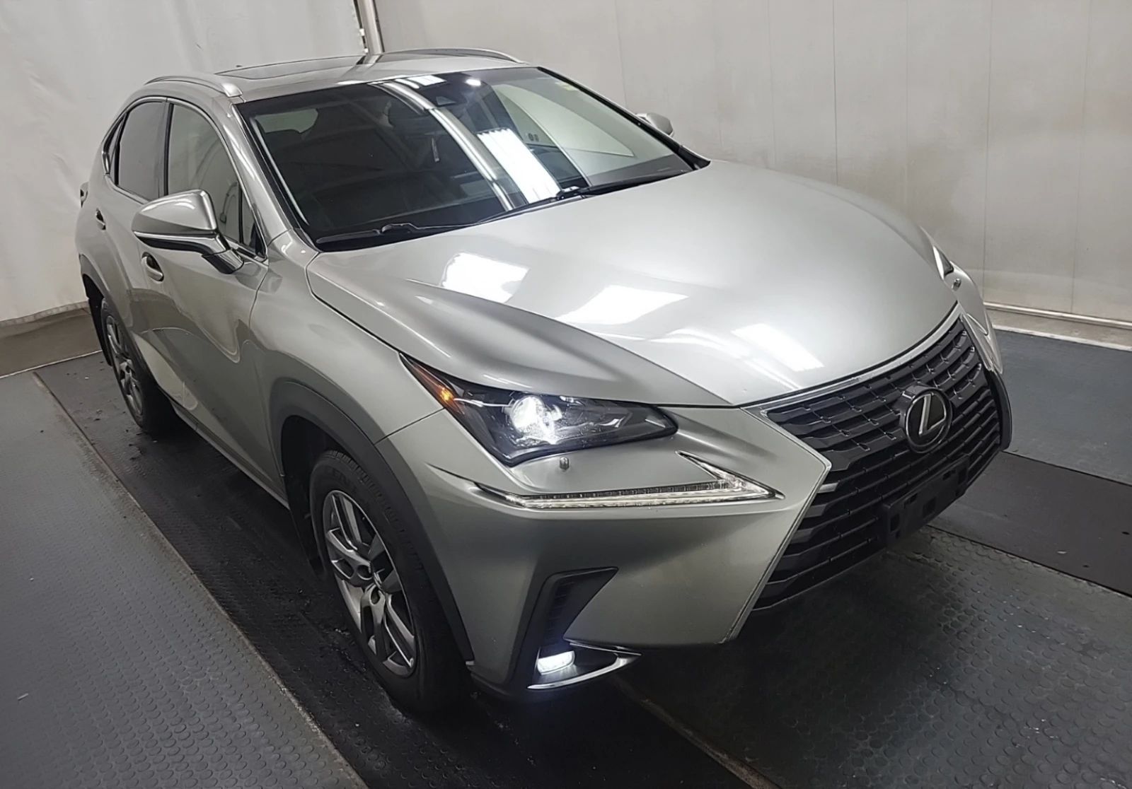 Lexus NX 300  - изображение 2