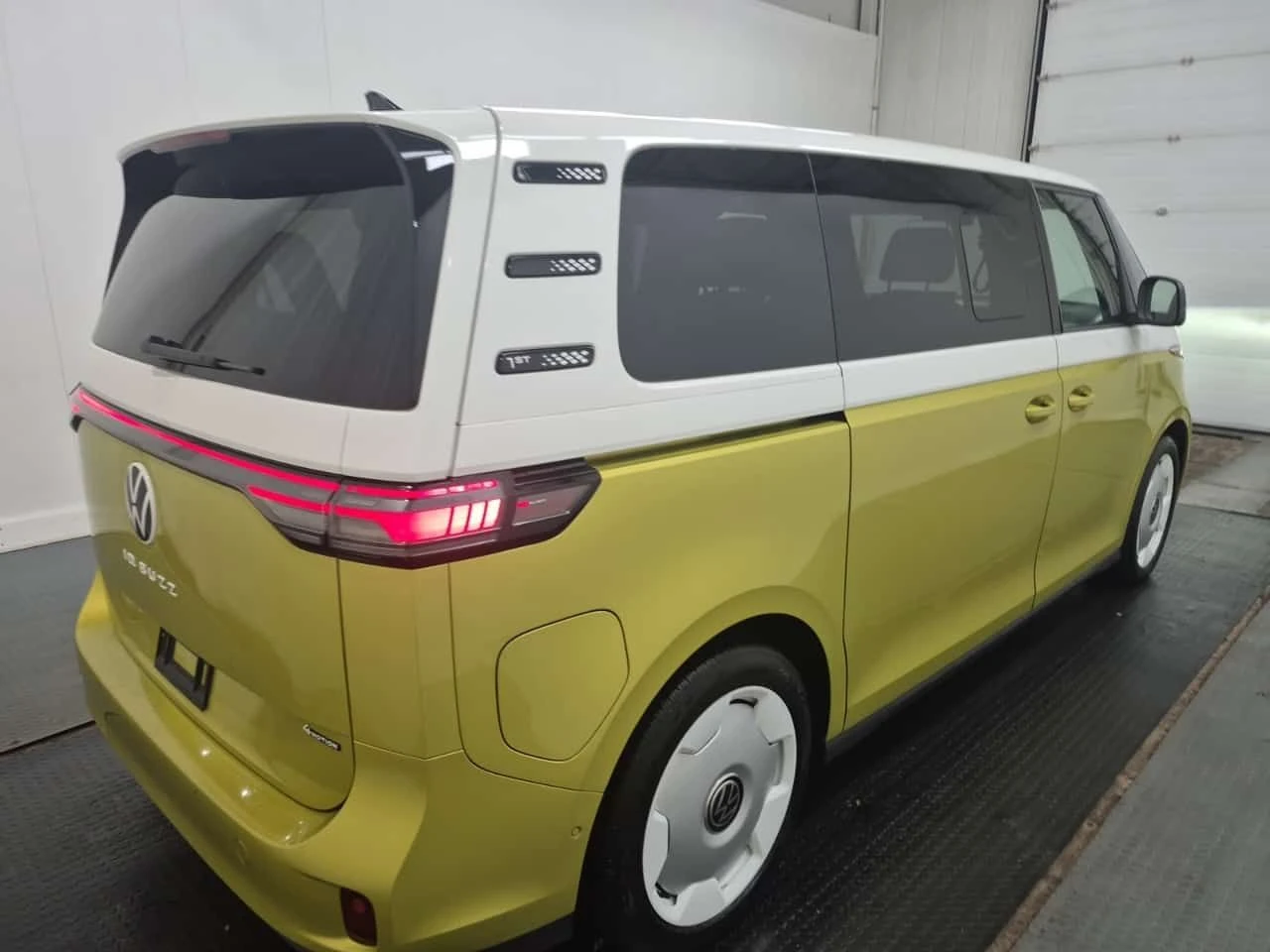 VW ID.Buzz 1ST EDITION * 360 КАМЕРИ* ОБДУХВАНЕ* ПАНО* CARFAX - изображение 3