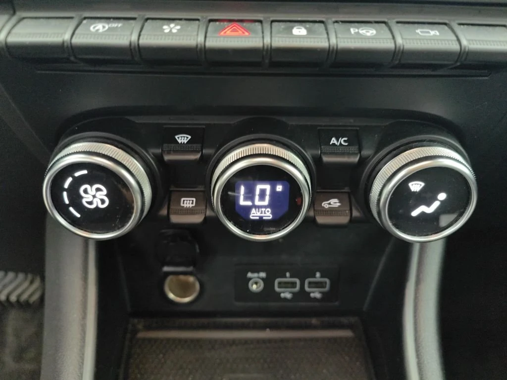 Renault Captur 1.3 TCe Intens, снимка 10 - Автомобили и джипове - 54358774