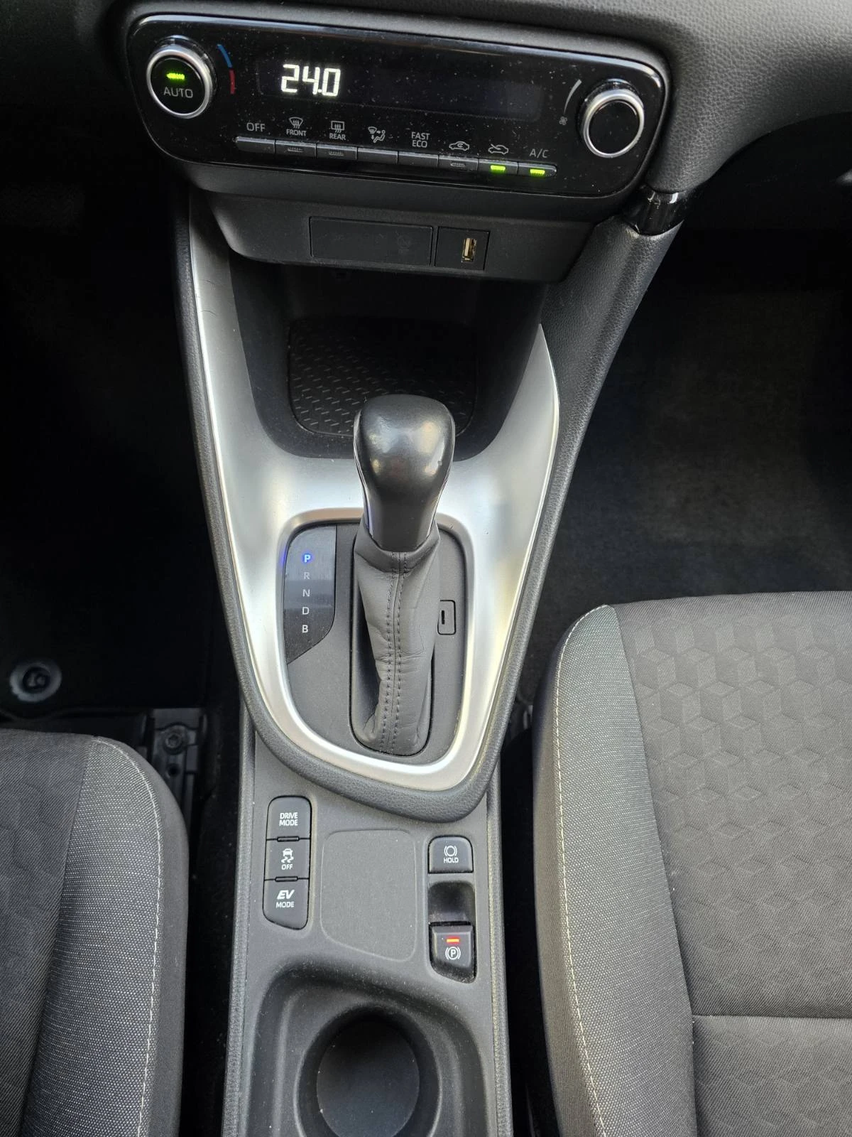 Toyota Yaris 1.5 Hybrid 92hp EDC, снимка 10 - Автомобили и джипове - 56289466