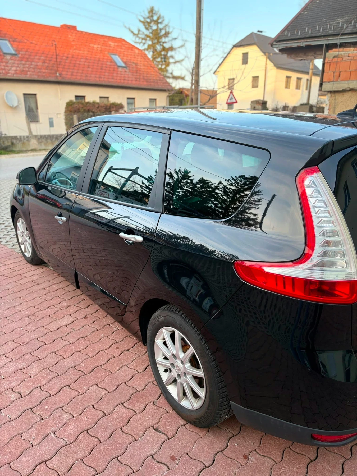 Renault Grand scenic 1.6dci, снимка 3 - Автомобили и джипове - 56548904