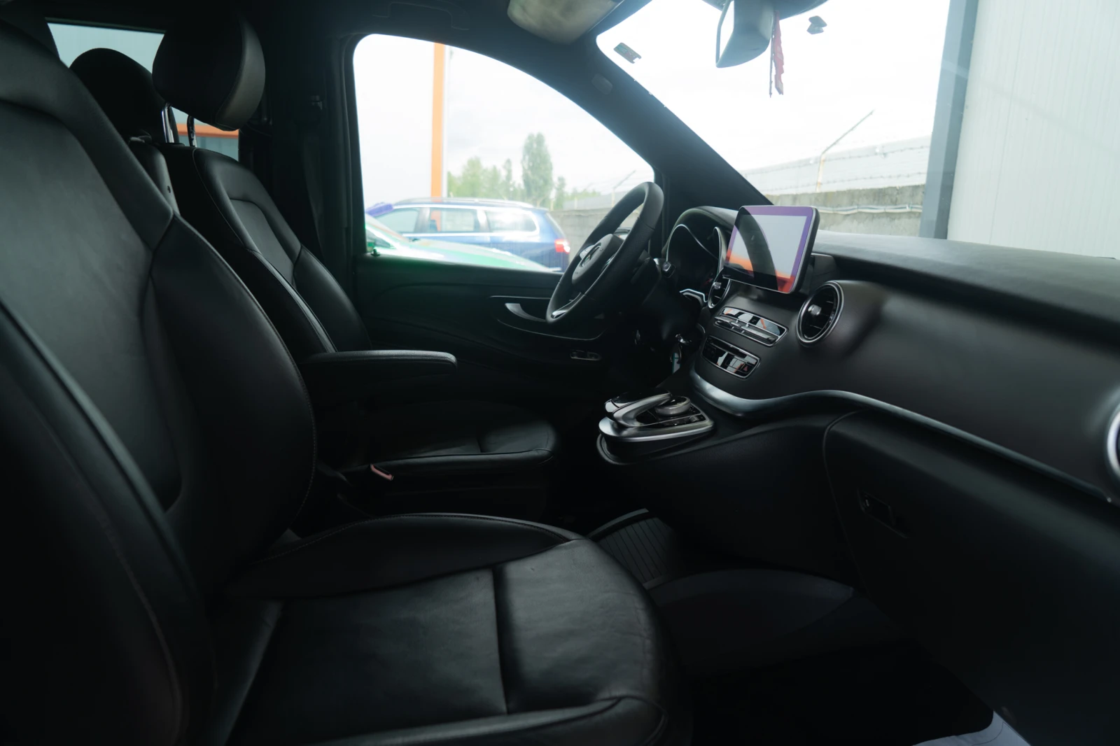 Mercedes-Benz V 220 D = 8 МЕСТЕН = AVANTGARDE = ГАРАНЦИЯ = ЛИЗИНГ, снимка 10 - Бусове и автобуси - 54961515