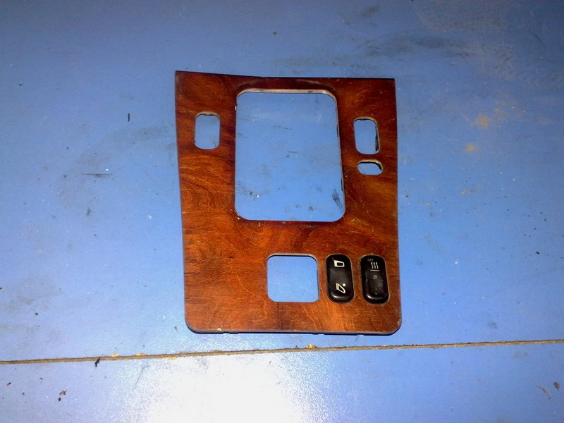 Пластмасов капак около скоростен лост за Мерцедес Ц-класа 98г.