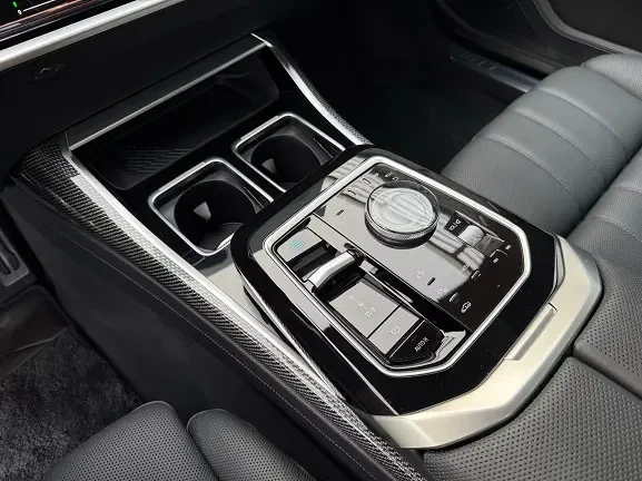 BMW i7 M60 xDrive = Shadow Line = Гаранция, снимка 8 - Автомобили и джипове - 53914721